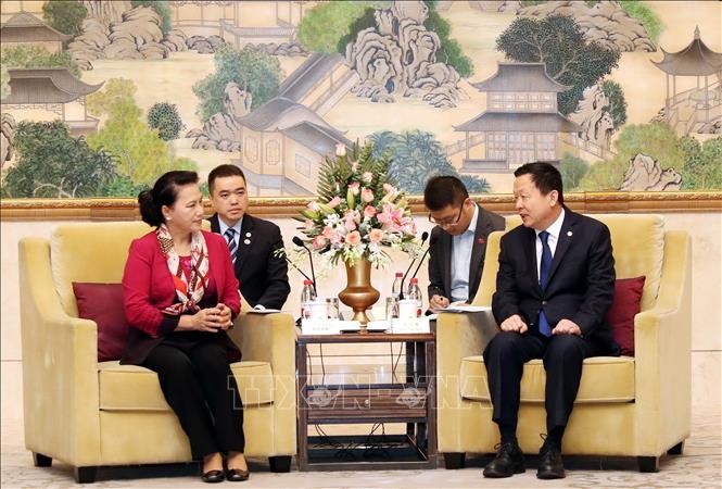 Chủ tịch Quốc hội Nguyễn Thị Kim Ngân và Bí thư Thành ủy thành phố Tô Châu Châu Nãi Tường