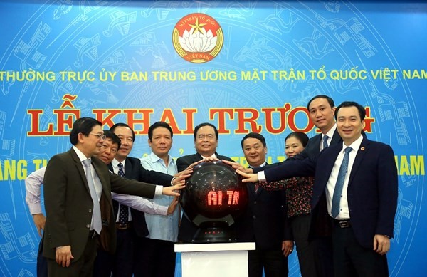Các đại biểu thực hiện nghi thức bấm nút khai trương Trang thông tin điện tử mới MTTQ Việt Nam.
