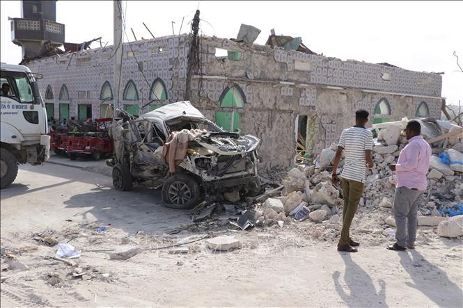 Hiện trường một vụ đánh bom xe gần tòa nhà Quốc hội ở Mogadishu ngày 15/6. Ảnh tư liệu: AFP/TTXVN