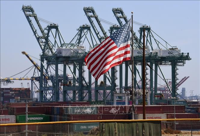 Container hàng hóa Trung Quốc chờ bốc dỡ tại cảng Long Beach ở Los Angeles, Mỹ, ngày 29/9/2018. Ảnh: AFP/TTXVN