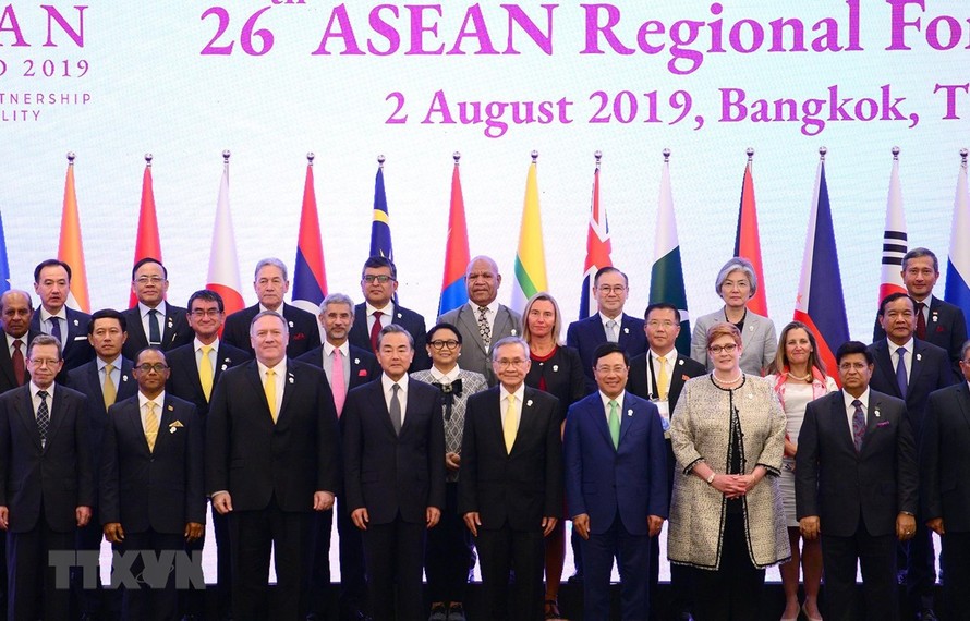 Các đại biểu dự Diễn đàn Khu vực ASEAN lần thứ 26 chụp ảnh chung. (Ảnh: Pv TTXVN tại Thái Lan)