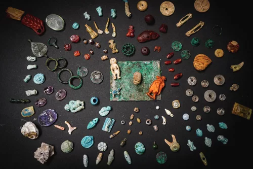 Những vật dụng cổ xưa trong chiếc hòm gỗ được tìm thấy ở Pompeii. Ảnh: EPA.