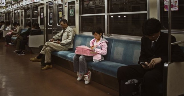 Một bé gái tự đi tàu điện tại Tokyo.