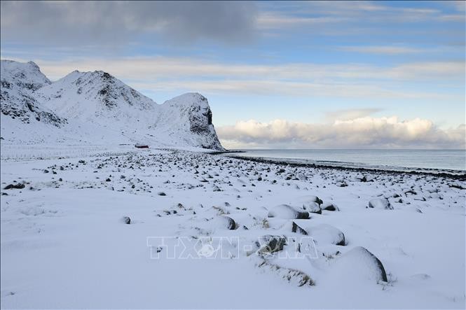 Tuyết bao phủ tại đảo Lofoten, Bắc Cực. Ảnh: AFP/TTXVN