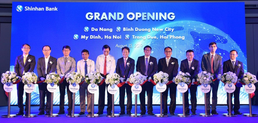 Ông Shin Dong Min (ngoài cùng bên trái) - Tổng Giám đốc Ngân hàng Shinhan Việt Nam, tại buổi lễ khai trương.