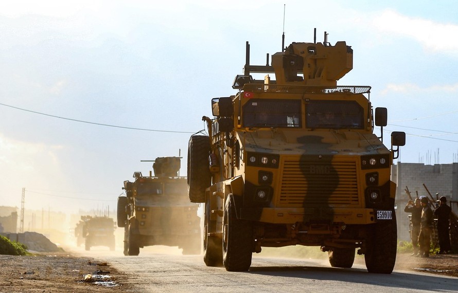 Đoàn xe quân sự Thổ Nhĩ Kỳ trên đường tới khu phi quân sự ở thị trấn Khan Sheikhun, tỉnh Idlib, miền Tây Bắc Syria ngày 17/3/2019. (Ảnh: AFP/TTXVN)