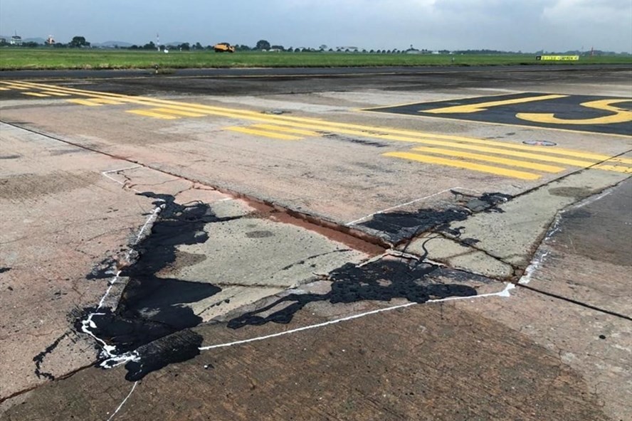 Đường lăn 2 sân bay Nội Bài và Tân Sơn Nhất đang xuống cấp nghiêm trọng. - Ảnh: Vietnamnet