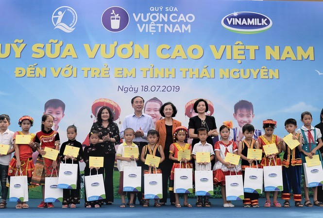 Trong suốt chặng đường 12 năm, Quỹ sữa Vươn Cao Việt Nam và Vinamilk đã trao tặng hơn 35 triệu ly sữa với tổng giá trị 150 tỷ đồng cho gần 441.000 trẻ em khó khăn trên khắp Việt Nam.