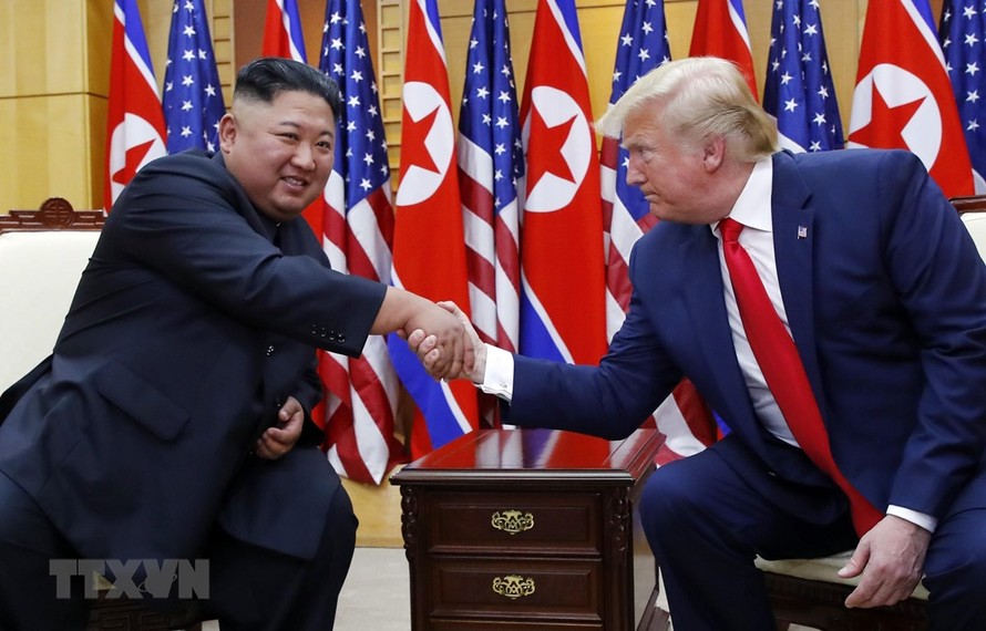 Tổng thống Mỹ Donald Trump (phải) và nhà lãnh đạo Triều Tiên Kim Jong-un (trái) trong cuộc gặp tại làng đình chiến Panmunjom, khu biên giới liên Triều ngày 30/6/2019. (Nguồn: THX/TTXVN)