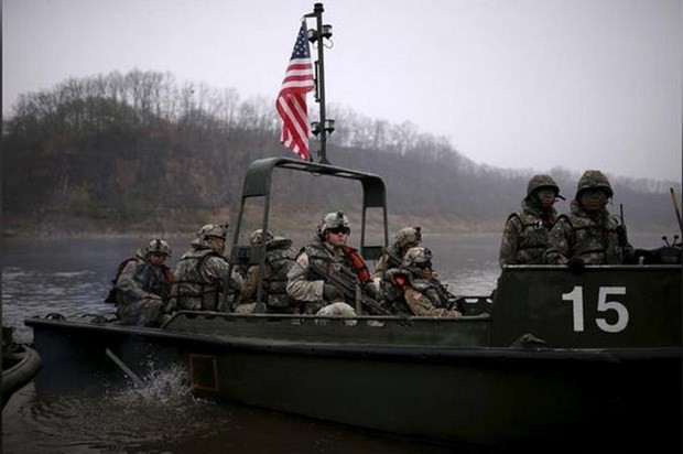 Các binh sỹ quân đội Mỹ tham gia một cuộc tập trận vượt sông chung giữa Mỹ-Hàn gần khu vực phi quân sự ngăn cách hai miền Triều Tiên tại Yeoncheon của Hàn Quốc. (Nguồn: Reuters)