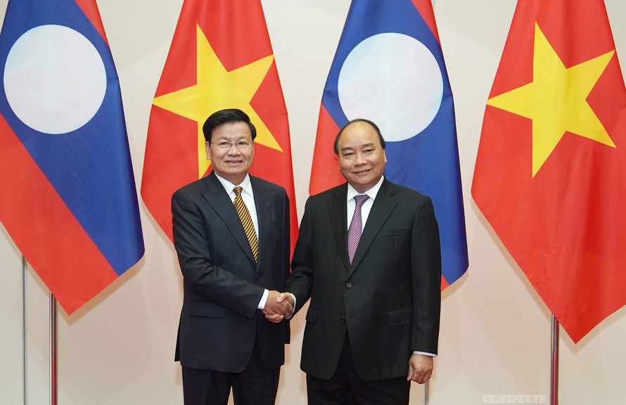 Thủ tướng Lào Thongloun Sisoulith và Thủ tướng Nguyễn Xuân Phúc - Ảnh VGP/Quang Hiếu