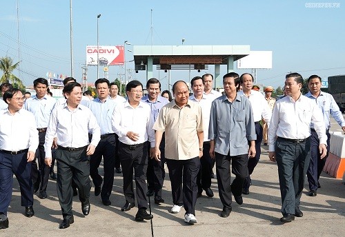 Thủ tướng Nguyễn Xuân Phúc thị sát điểm đầu của dự án cao tốc Trung Lương-Mỹ Thuận. - Ảnh: VGP/Quang Hiếu