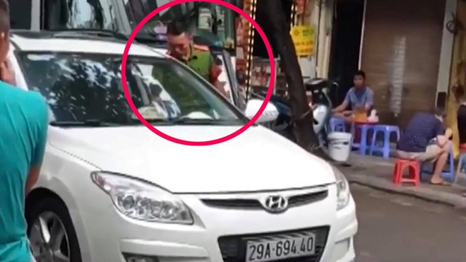 Xe ô tô của trung úy Phan Hoài Anh đậu giữa phố gây ùn tắc giao thông.
