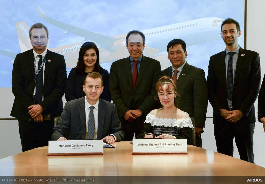 Tổng Giám đốc Vietjet Nguyễn Thị Phương Thảo (phải) và Ông Guillaume Faury, Chủ tịch &amp; Tổng giám đốc của Tập đoàn Airbus cùng ký kết hợp đồng mua 20 tàu bay A321XLR với sự chứng kiến của lãnh đạo cấp cao hai bên