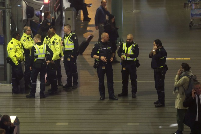 Cảnh sát Hà Lan xuất hiện tại sân bay Schiphol do báo động nhầm. Ảnh: AP.