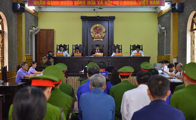 Toàn cảnh phiên tòa xét xử vụ gian lận điểm thi tại Sơn La ngày 15/10. 