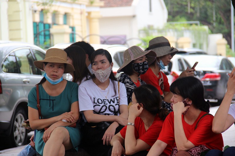Nhiều giáo viên hợp đồng Hà Nội tại trụ sở tiếp dân UBND TP Hà Nội để gửi đơn kêu cứu trước nguy cơ bị sa thải. - Ảnh: VOV