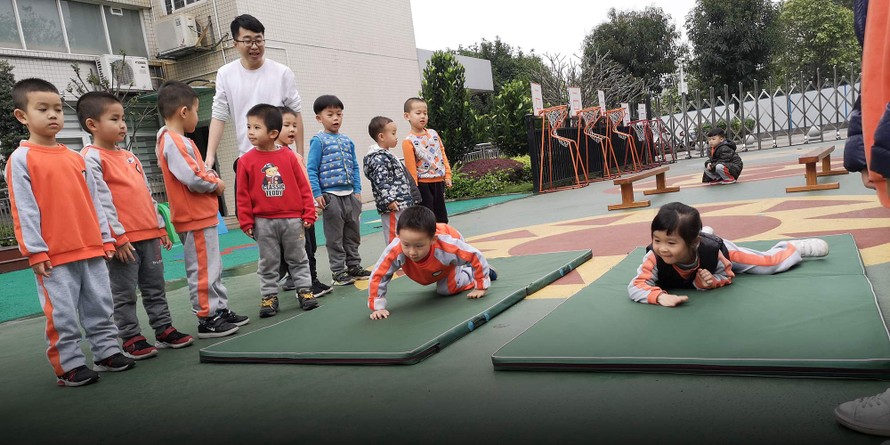 Các học sinh mắc chứng tự kỷ tại trường mẫu giáo Yulan được tham gia các hoạt động giáo dục kiến thức và thể chất với các bạn đồng trang lứa.