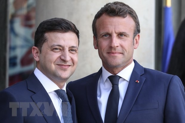 Tổng thống Ukraine Volodymyr Zelensky (trái) và Tổng thống Pháp Emmanuel Macron. (Ảnh: AFP/TTXVN)