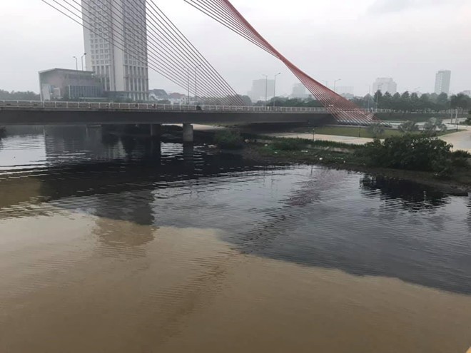  Một khúc sông Hàn bị đổi màu đen ngòm do tràn nước thải. - Ảnh: Thanh Niên