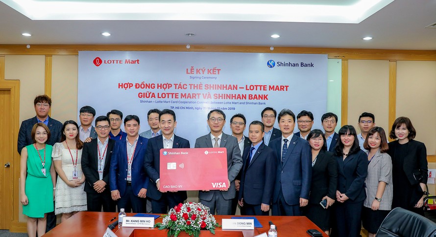 Ngân hàng Shinhan và Lotte-Mart kí kết hợp tác ra mắt thẻ Shinhan - Lotte Mart 