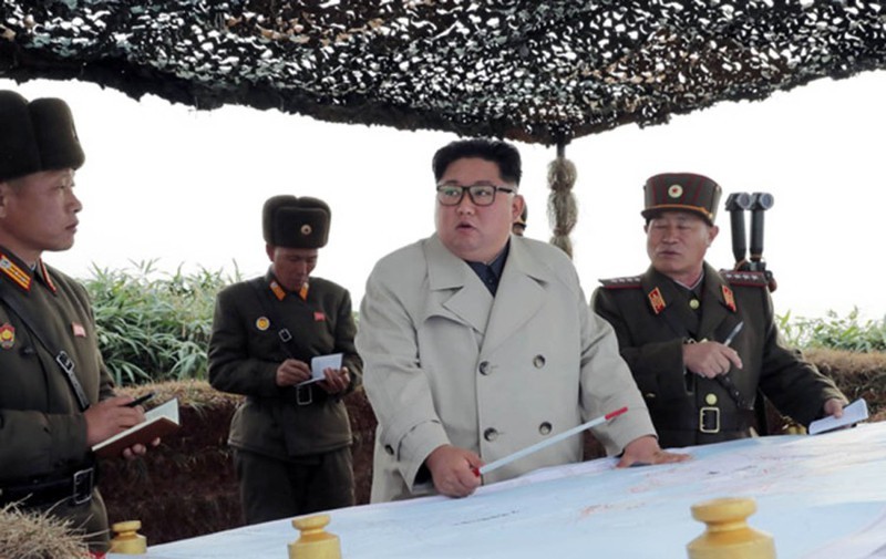 Nhà lãnh đạo Kim Jong-un đã chỉ thị diễn tập bắn pháo khi thị sát một đơn vị quân đội trên đảo Changrin. - Ảnh: KCNA