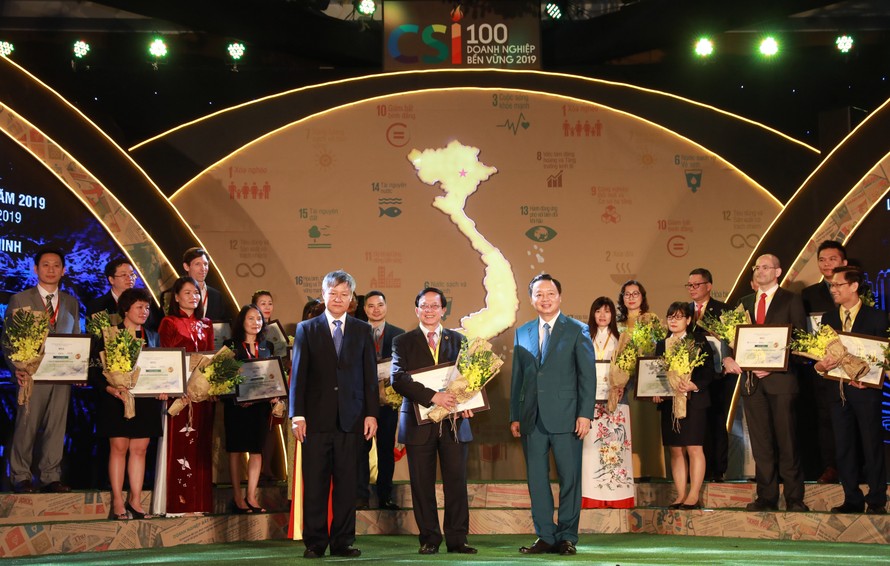 Bộ trưởng Bộ Tài nguyên và Môi trường Trần Hồng Hà (phải) và Phó chủ tịch VCCI Võ Tiến Thành (trái) trao Chứng nhận Top 10 doanh nghiệp bền vững 2019 cho đại diện HDBank – ông Nguyễn Thành Đô, Phó Chủ tịch HĐQT.