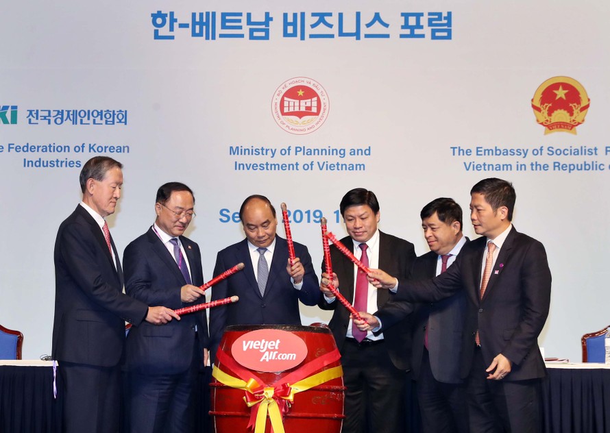 Thủ tướng Chính phủ Nguyễn Xuân Phúc (thứ ba từ trái sang), Phó Thủ tướng Hàn Quốc Hong Nam-Ki (thứ hai từ trái sang), Bộ trưởng Bộ Kế hoạch & Đầu tư Nguyễn Chí Dũng (thứ năm từ trái sang), Bộ trưởng Bộ Công thương Trần Tuấn Anh (thứ 6 từ trái sang), Chủ 