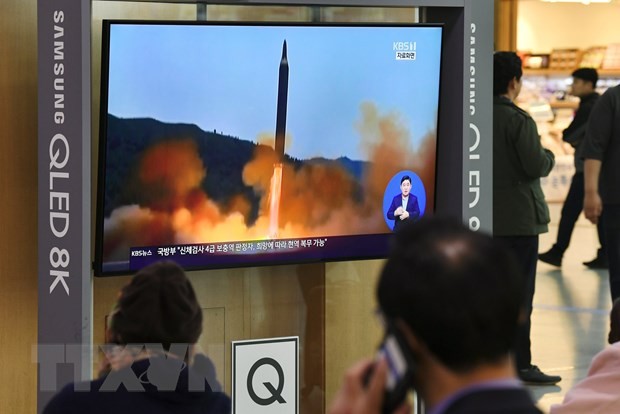 Người dân theo dõi vụ phóng vật thể bay của Triều Tiên qua màn hình tivi ở Seoul. (Ảnh: AFP/TTXVN)