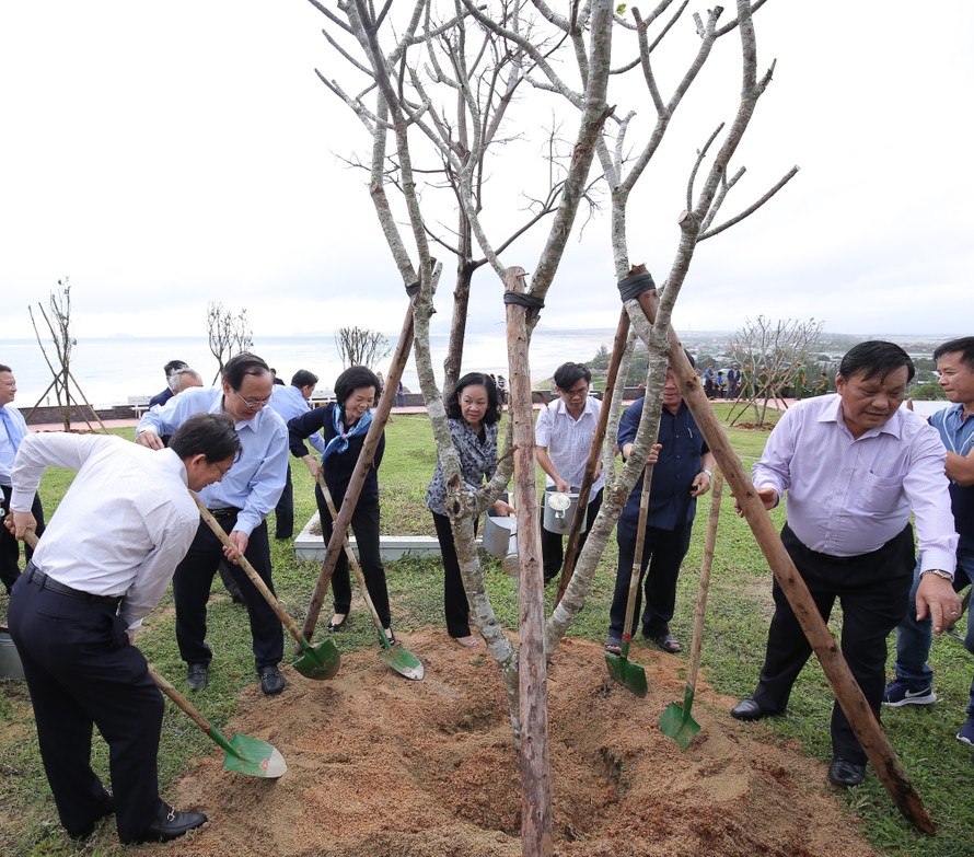 Bà Trương Thị Mai - Ủy viên Bộ Chính trị, Bí thư Trung ương Đảng, Trưởng ban Dân vận Trung ương cùng các đại biểu thực hiện nghi thức trồng cây của chương trình Quỹ 1 triệu cây xanh cho Việt Nam.