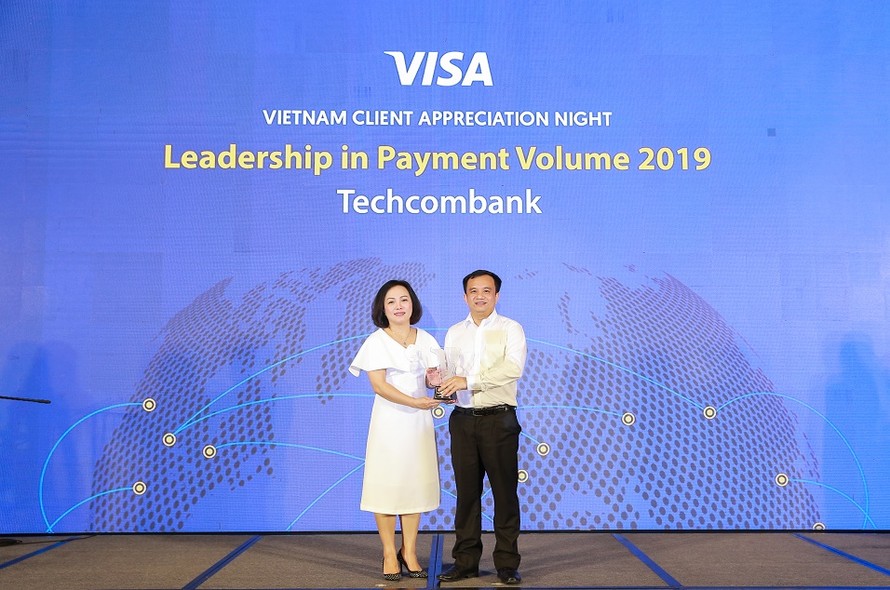 Đại diện Techcombank nhận giải thưởng.