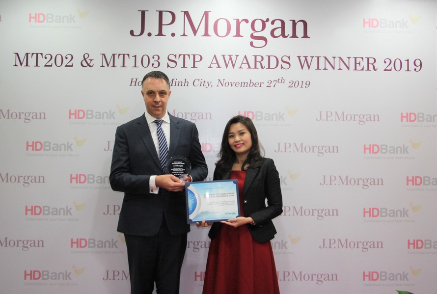 Bà Trần Thu Hương – Phụ trách Khối Vận hành đại diện HDBank nhận giải từ Ông Jason Clinton – Giám đốc Vùng Đông Nam Á và Australia đại diện Ngân hàng J.P Morgan trao tặng.
