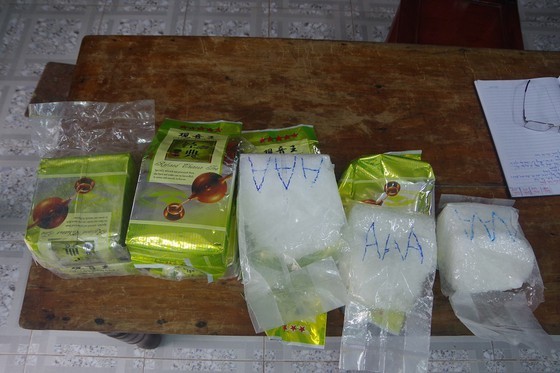 Những túi nilon chứa ma túy trôi dạt vào bờ biển xã Phong Hải.