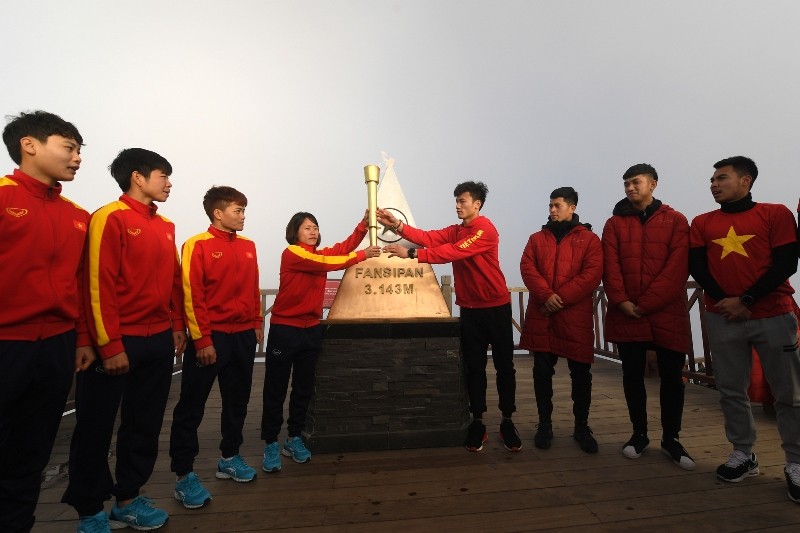 Các tuyển thủ U23 Việt Nam rước đuốc, truyền lửa cho đội tuyển bóng đá nữ quốc gia trên đỉnh Fansipan năm 2018