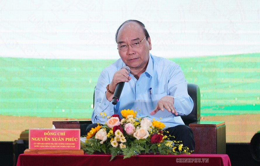 Thủ tướng Nguyễn Xuân Phúc đối thoại với nông dân. - Ảnh: VGP/Quang Hiếu