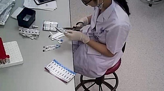 Các que thử xét nghiệm HIV và viêm gan B tại bệnh viện Đa khoa Xanh Pôn được cắt ra làm đôi. - Ảnh: VTV24