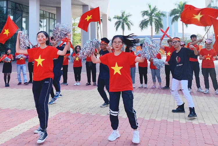 Sinh viên Đại học FPT nhảy cổ vũ đội tuyển sáng 10/12. Ảnh: Vnexpress