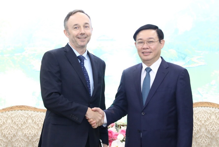 Phó Thủ tướng Vương Đình Huệ tiếp ông Chris Helzer, Phó Chủ tịch Tập đoàn Nike. - Ảnh: VGP/Thành Chung