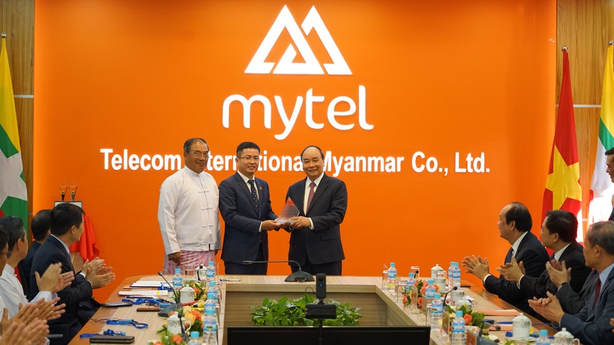 Thủ tướng Chính phủ Nguyễn Xuân Phúc đã đến thăm và làm việc với Công ty Mytel.