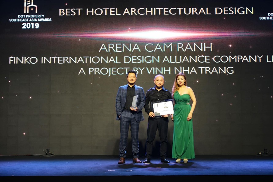 Đại diện chủ đầu tư dự án The Arena Cam Ranh và Công ty TNHH Liên Minh Thiết Kế Quốc Tế Finko tại lễ trao giải Dot Property Southeast Asia 2019.