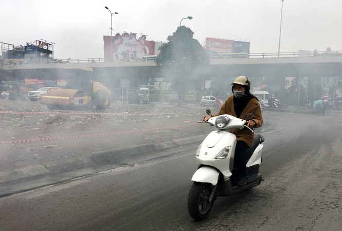 Đốt rác gây ô nhiễm không khí (Ảnh chụp tại Phố Vọng (Hà Nội) ngày 22/12). - Ảnh: Nhật Minh