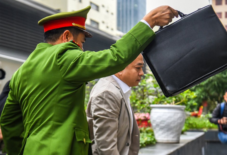 Phan Văn Anh Vũ (Vũ Nhôm) là 1 trong số 3 bị cáo bị tạm giam được dẫn giải đến tòa bằng xe thùng.