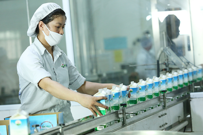Nhà máy sữa của Mộc Châu có công suất ước đạt 250 tấn sữa/ngày (tương đương 150.000 hộp sản phẩm/giờ) với các sản phẩm chính như sữa tươi thanh trùng, sữa tươi tiệt trùng, sữa chua ăn, sữa chua uống…