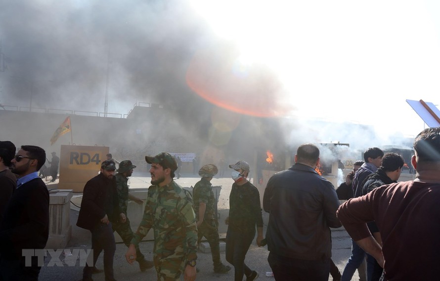 Người biểu tình phóng hỏa bốt gác bên ngoài Đại sứ quán Mỹ ở Baghdad, Iraq ngày 31/12/2019. (Ảnh: THX/TTXVN)
