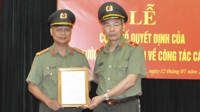Thiếu tướng Đỗ Văn Hoành (bên phải), Chánh Thanh tra Bộ Công an được bổ nhiệm làm Chánh Văn phòng Cơ quan Cảnh sát Điều tra Bộ Công an. (Ảnh: Tổ Quốc)