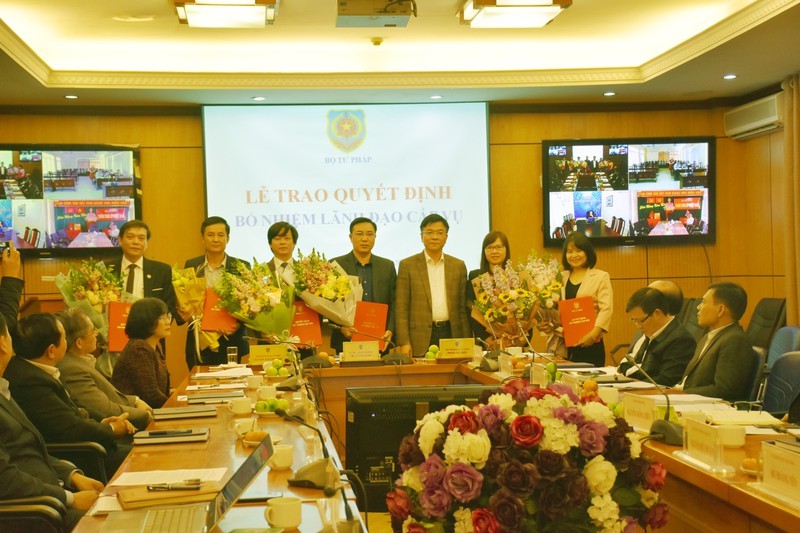 Bộ trưởng Bộ Tư pháp Lê Thành Long trao quyết định và tặng hoa chúc mừng các cán bộ được bổ nhiệm