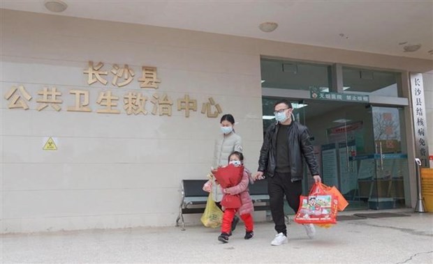 Bệnh nhân 4 tuổi nhiễm loại virus corona (giữa) được xuất viện sau khi được điều trị thành công tại bệnh viện ở tỉnh Hồ Nam, Trung Quốc, ngày 1/2/2020. (Ảnh: THX/TTXVN)