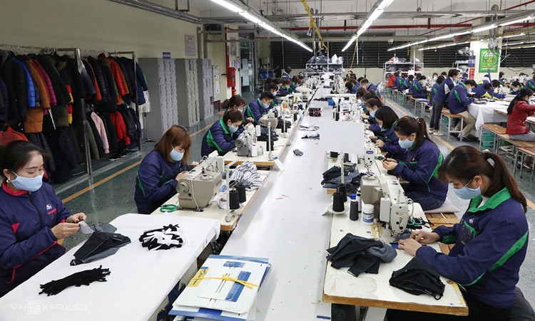 Các nhân viên trong dây chuyền đang cấp tập sản xuất tại nhà máy ở Thái Nguyên ngày 6/2. - Ảnh: Ngọc Thành.