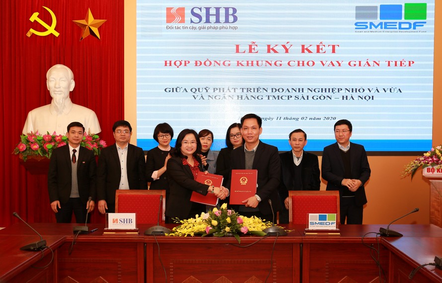 Đại diện SHB – bà Ngô Thu Hà, Phó Tổng Giám đốc và ông Phan Thanh Hà – Giám đốc Quỹ phát triển DNNVV ký thỏa thuận hợp tác