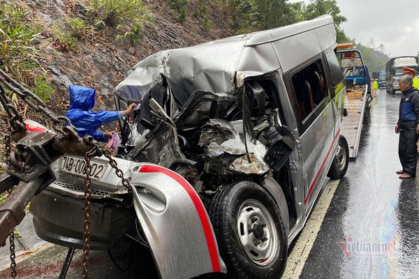 Chiếc xe khách 16 chỗ bẹp dúm sau vụ tai nạn